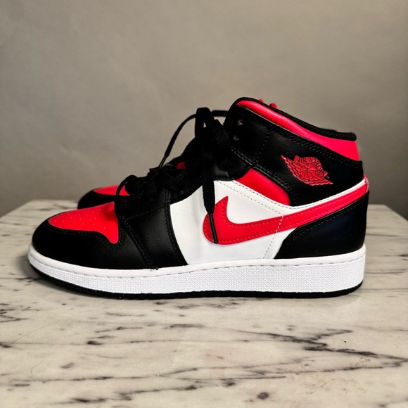 NIKE • Air Jordan 1 Retro Mid Sneakers • Red Black White • Size 6.5Y Big Kids - Picture 14 of 16